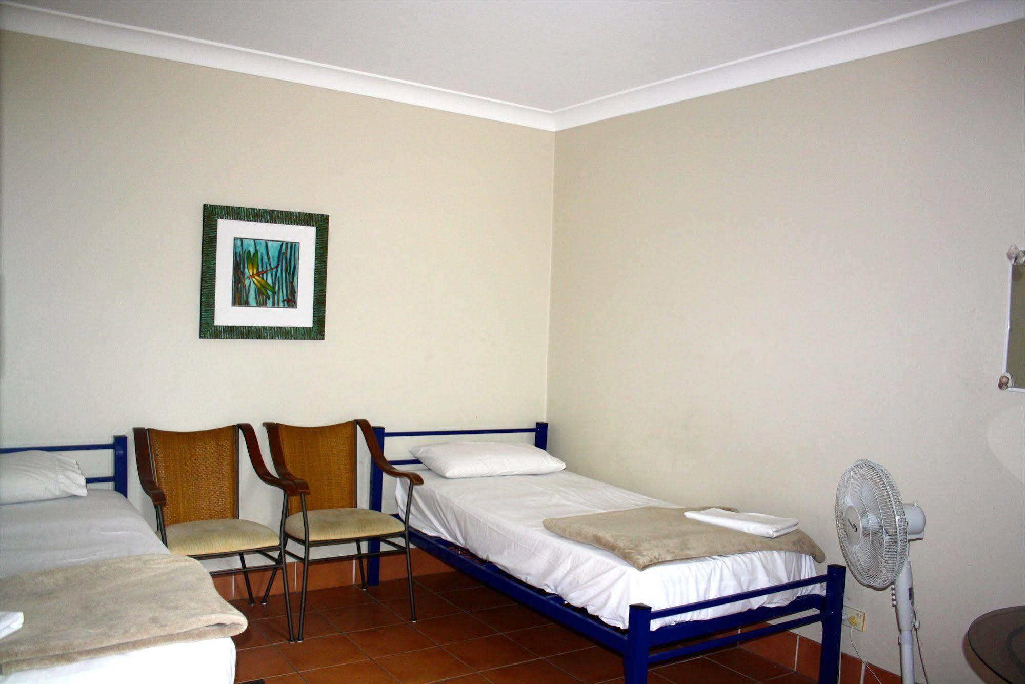 บัด อิน เซิร์ฟเฟอร์ แบ็คแพ็คเกอร์ส Hostel โกลด์โคสต์ ภายนอก รูปภาพ