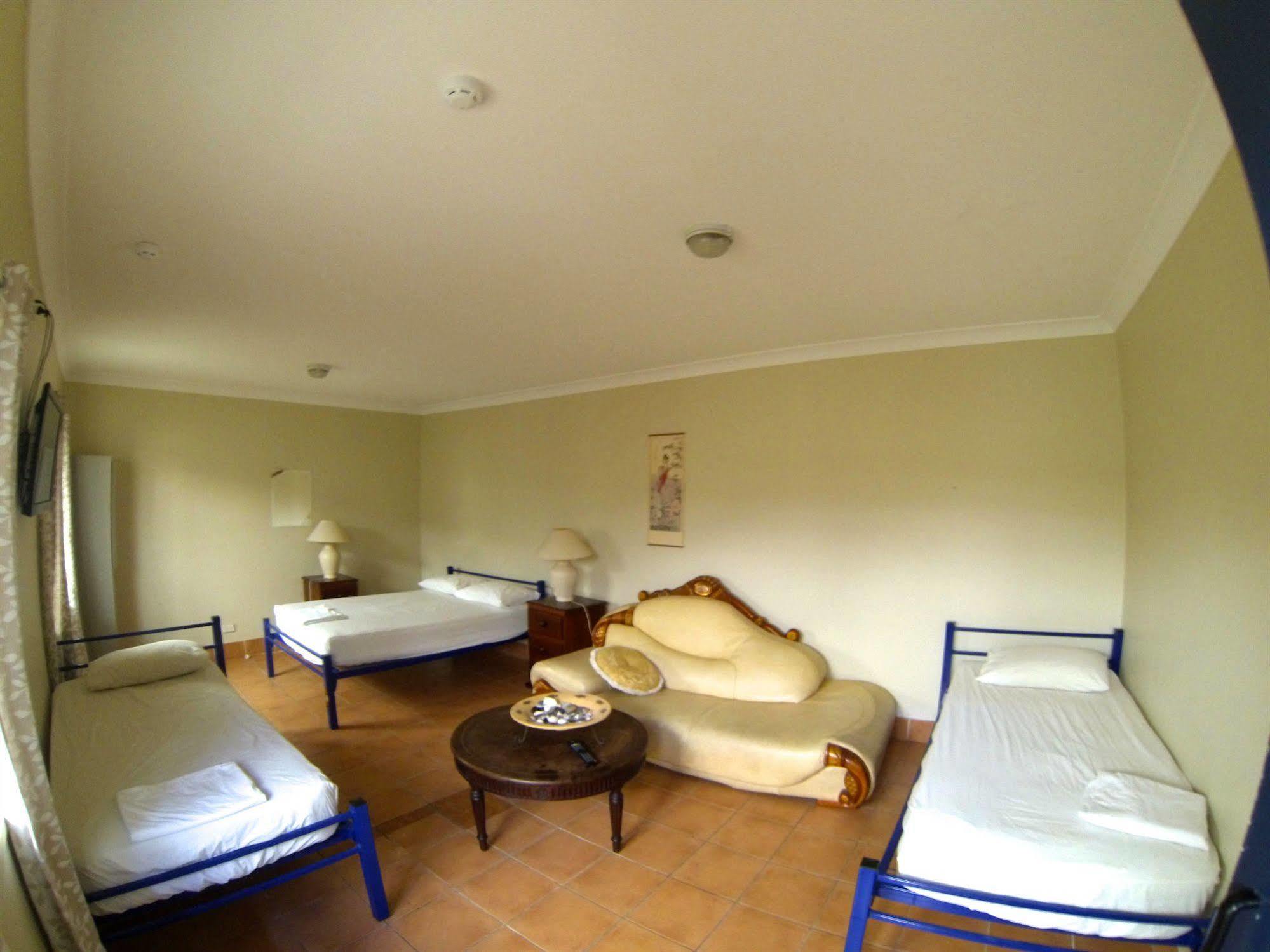 บัด อิน เซิร์ฟเฟอร์ แบ็คแพ็คเกอร์ส Hostel โกลด์โคสต์ ภายนอก รูปภาพ