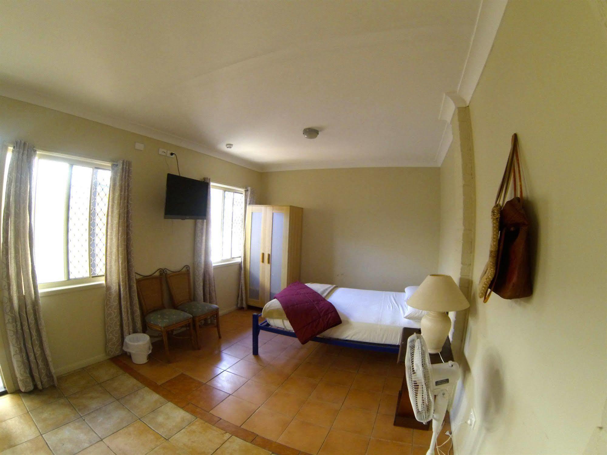 บัด อิน เซิร์ฟเฟอร์ แบ็คแพ็คเกอร์ส Hostel โกลด์โคสต์ ภายนอก รูปภาพ