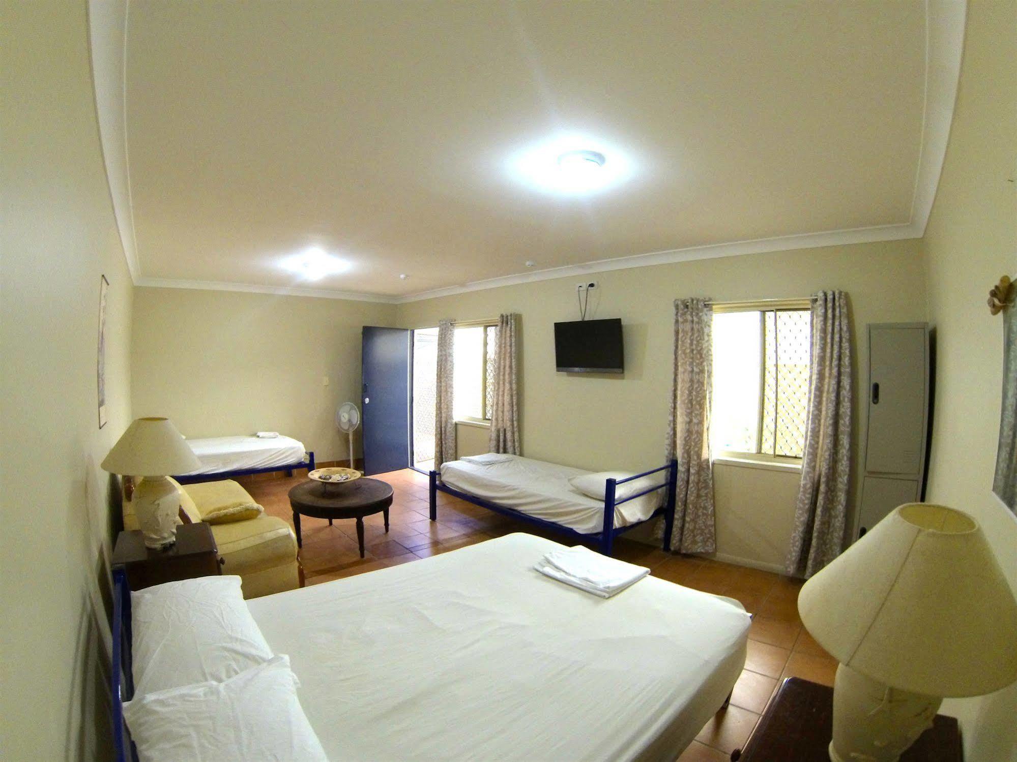 บัด อิน เซิร์ฟเฟอร์ แบ็คแพ็คเกอร์ส Hostel โกลด์โคสต์ ภายนอก รูปภาพ