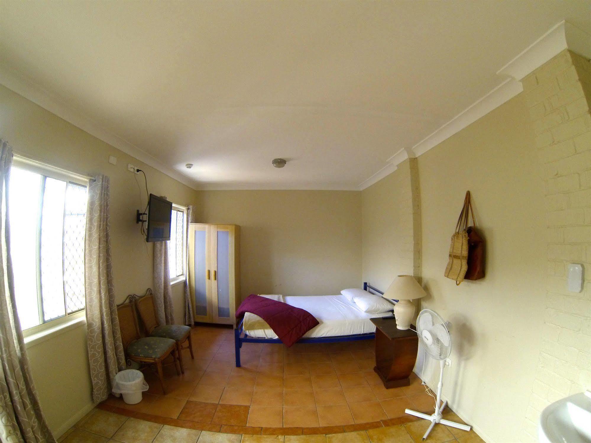 บัด อิน เซิร์ฟเฟอร์ แบ็คแพ็คเกอร์ส Hostel โกลด์โคสต์ ภายนอก รูปภาพ