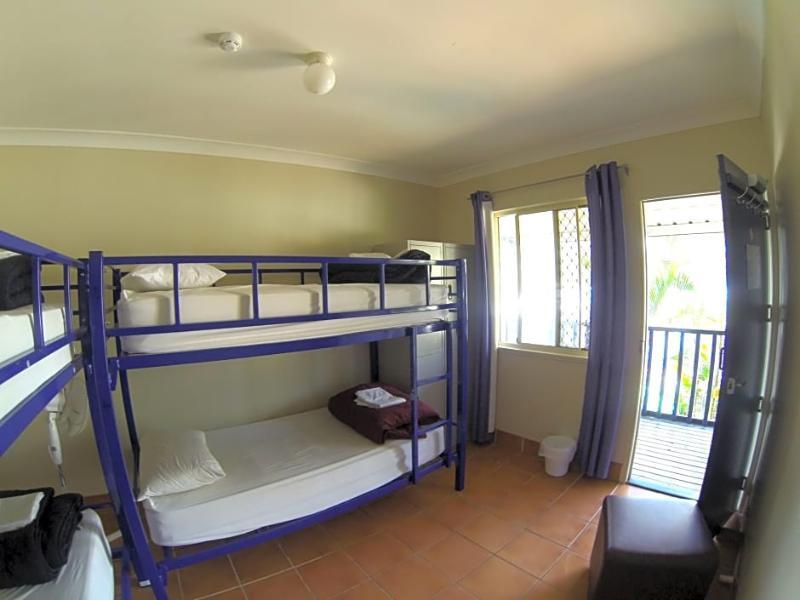 บัด อิน เซิร์ฟเฟอร์ แบ็คแพ็คเกอร์ส Hostel โกลด์โคสต์ ภายนอก รูปภาพ