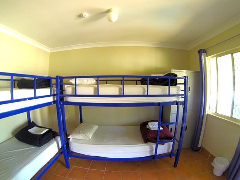 บัด อิน เซิร์ฟเฟอร์ แบ็คแพ็คเกอร์ส Hostel โกลด์โคสต์ ภายนอก รูปภาพ