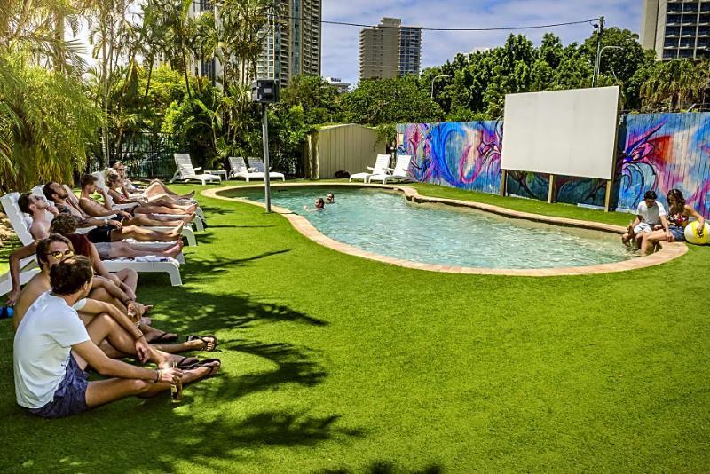 บัด อิน เซิร์ฟเฟอร์ แบ็คแพ็คเกอร์ส Hostel โกลด์โคสต์ ภายนอก รูปภาพ